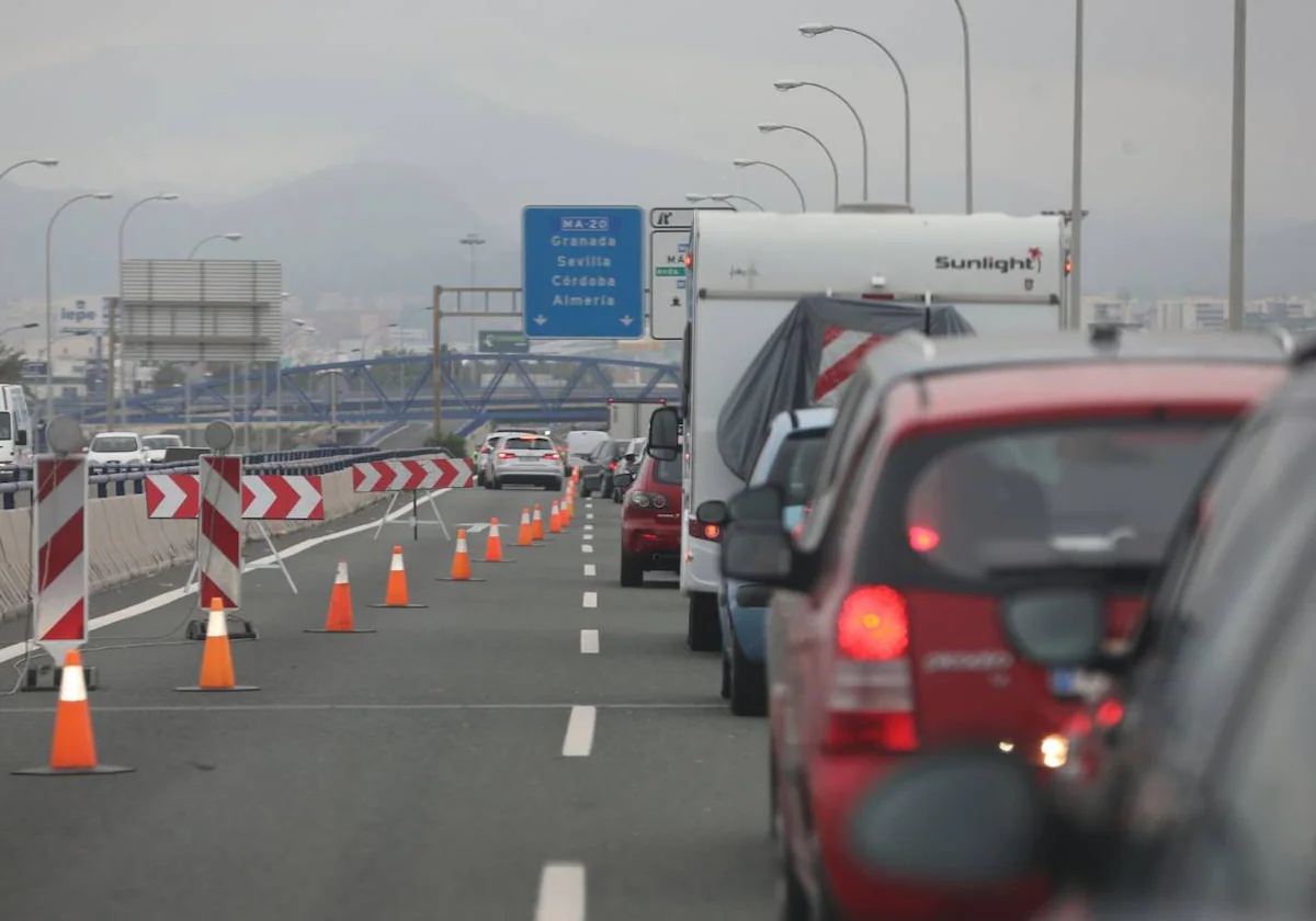 El tr fico en las carreteras de M laga se dispara por el puente